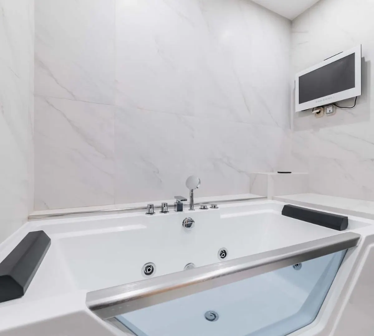 Spa Prive A Domicile - Sauna Elegance A Paris 17 0*,  France